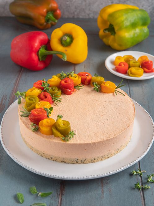 Cheesecake salata ai peperoni con rose di peperone arrosto e rametti di timo sopra