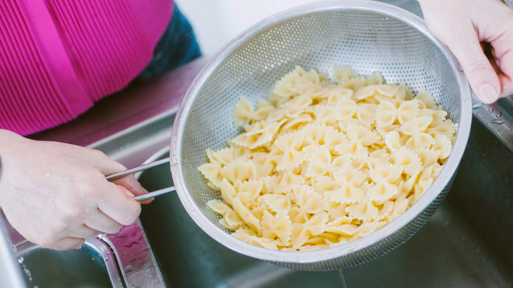 Pasta scolata al dente in attesa di raffreddarsi