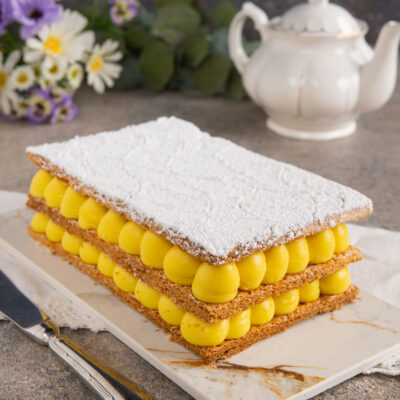 Millefoglie a strati con crema pasticciera a cupolette e zucchero a velo in superficie