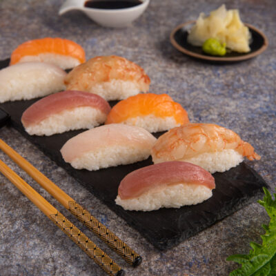 Nigiri assortiti con salmone, tonno, gambero e pesce bianco su riso pressato