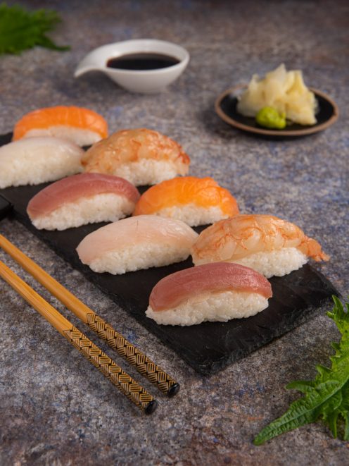 Nigiri assortiti con salmone, tonno, gambero e pesce bianco su riso pressato
