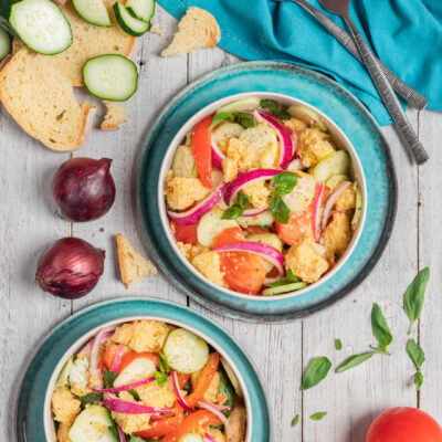 Panzanella con pane ammollato, pomodori, cetrioli, cipolla rossa e basilico fresco