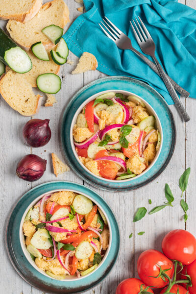 Panzanella con pane ammollato, pomodori, cetrioli, cipolla rossa e basilico fresco