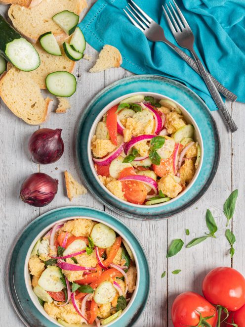 Panzanella con pane ammollato, pomodori, cetrioli, cipolla rossa e basilico fresco
