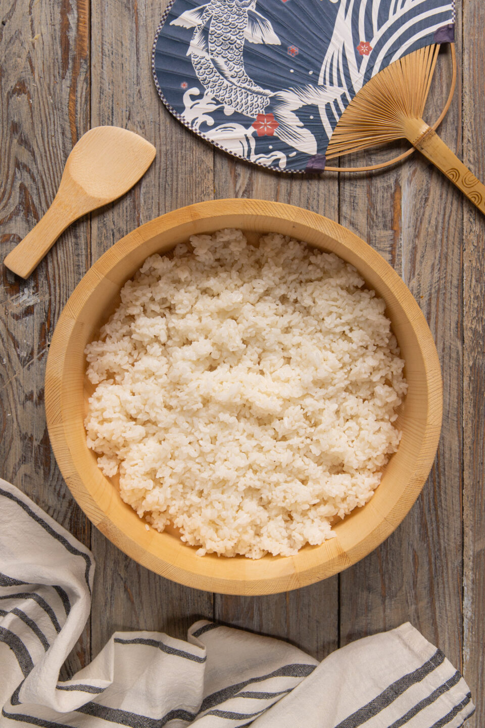 Un riso orientale bianco piccolo e ricco di amido, condito con una soluzione di aceto di riso, sale e zucchero e utilizzato come base per preparare le diverse varianti di sushi