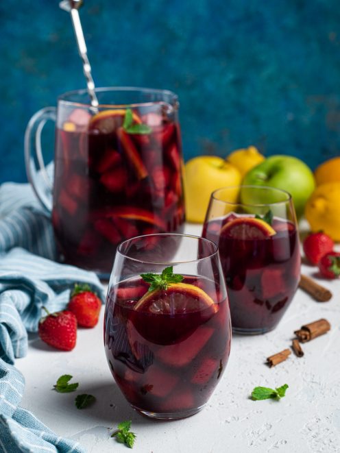 Sangria al vino rosso con frutta a pezzi, fettine d'arancia e foglie di menta fresca