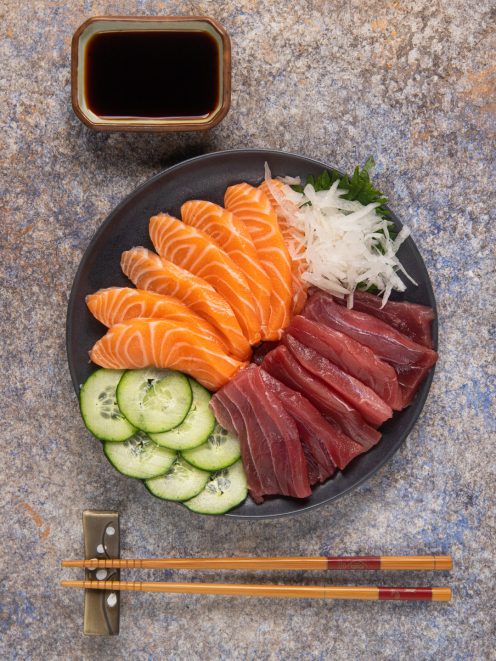 Sashimi misto con fette di salmone e tonno, cetriolo a rondelle e daikon grattugiato