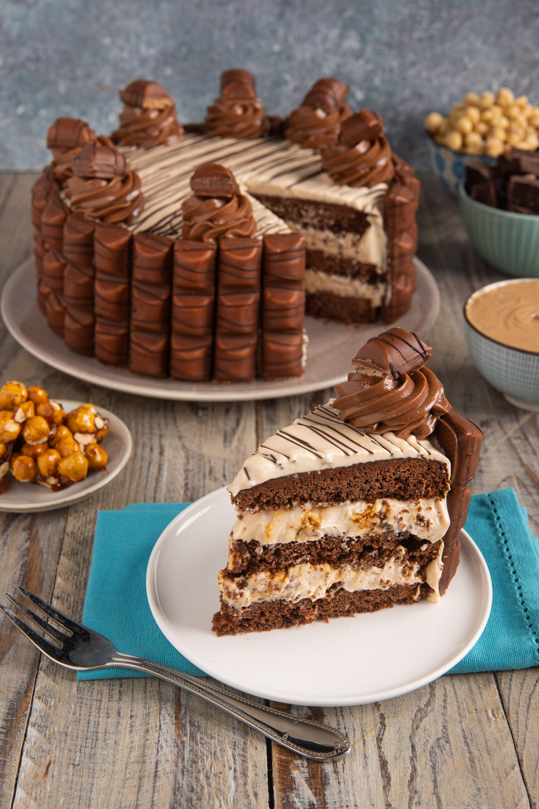 Fetta di torta Kinder Bueno con strati di crema alle nocciole e pan di Spagna al cioccolato