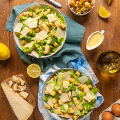 Caesar salad con lattuga romana, pollo grigliato, crostini dorati, scaglie di parmigiano e dressing cremoso