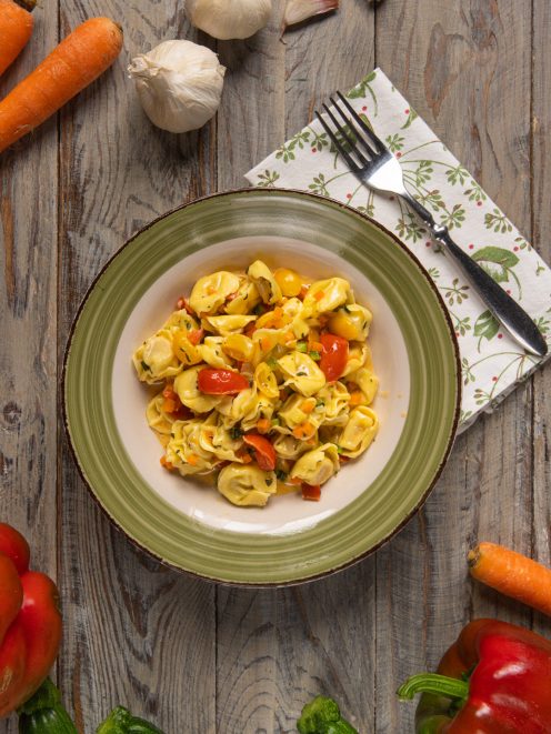 Tortellini al crudo con verdure alle erbe e stracchino, con pomodorini e carote a dadini