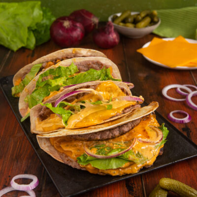 Big mac tacos farciti con carne, cheddar filante, lattuga, cipolla rossa e salsa speciale