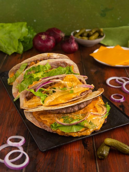 Big mac tacos farciti con carne, cheddar filante, lattuga, cipolla rossa e salsa speciale