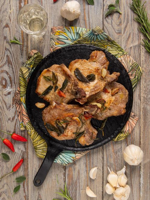 Braciole di maiale in padella con aglio, salvia, rosmarino e peperoncino