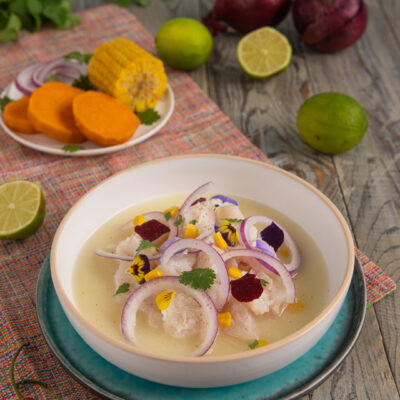 Ceviche con bocconi di pesce bianco, anelli di cipolla rossa, fiori eduli e leche de tigre