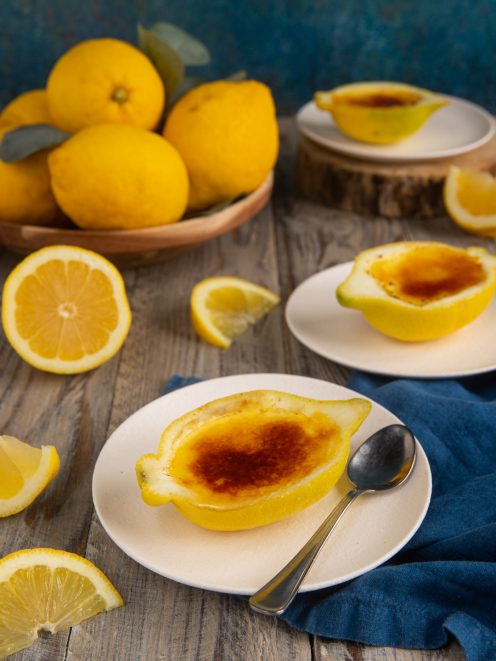 Crème brûlée nel limone con superficie caramellata servita in mezzi limoni svuotati
