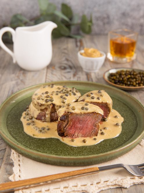 Filetto al pepe verde al sangue, nappato con salsa cremosa e grani di pepe verde