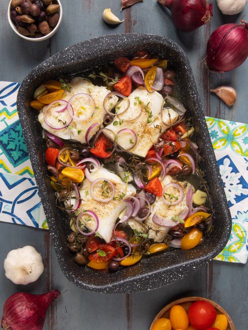 Merluzzo al forno con pomodorini colorati, olive, cipolla rossa e timo fresco