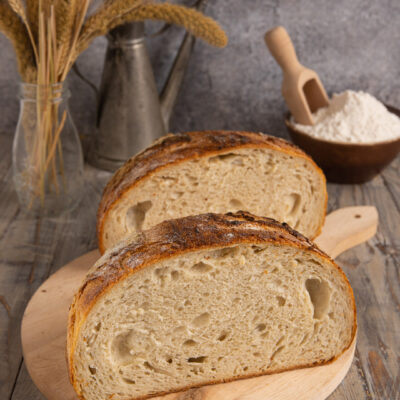 Pane senza impasto tagliato a metà con crosta scura e mollica alveolata ben sviluppata