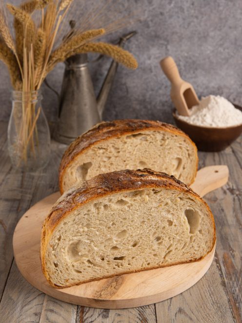 Pane senza impasto tagliato a metà con crosta scura e mollica alveolata ben sviluppata