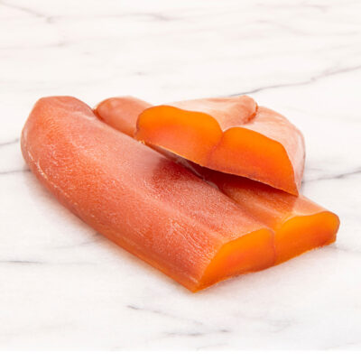 La bottarga è un ingrediente molto particolare, composto da uova di pesce (tonno o muggine) essiccate, dal gusto sapido e da utilizzare a crudo