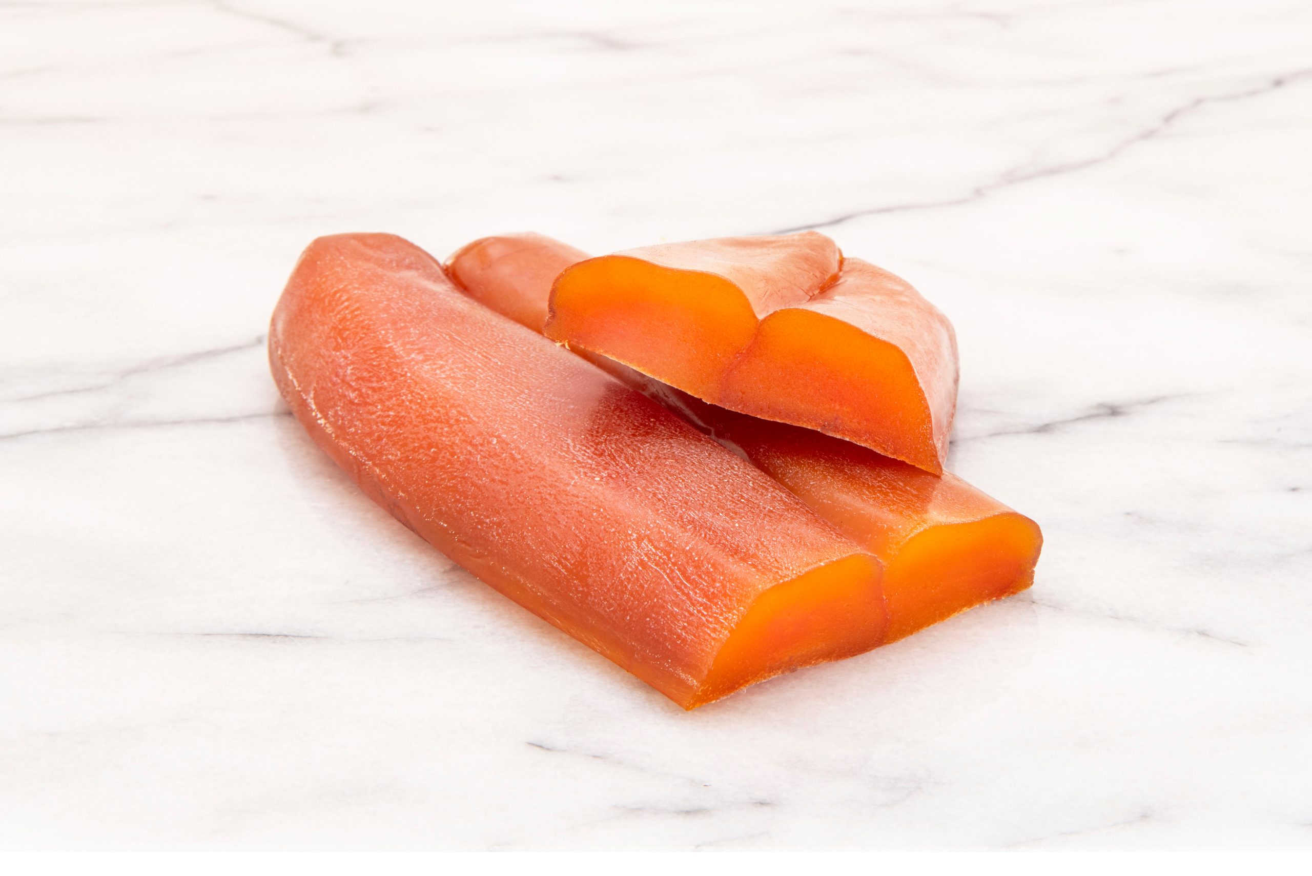 La bottarga è un ingrediente molto particolare, composto da uova di pesce (tonno o muggine) essiccate, dal gusto sapido e da utilizzare a crudo