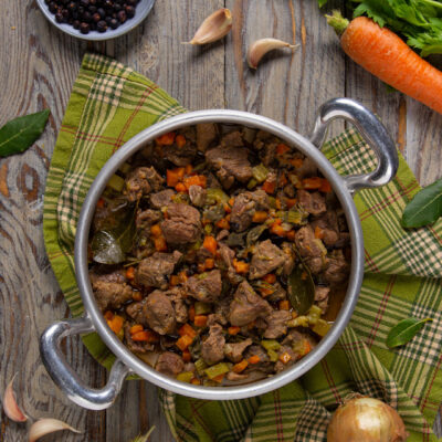 Cinghiale in umido con carote, sedano, foglie di alloro e fondo di cottura