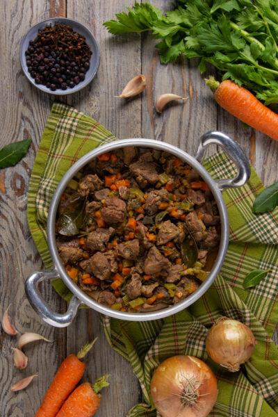 Cinghiale in umido con carote, sedano, foglie di alloro e fondo di cottura