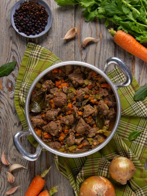 Cinghiale in umido con carote, sedano, foglie di alloro e fondo di cottura
