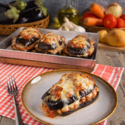 Lasagne di melanzane gratinate con sugo di pomodoro e formaggio filante, servite in fette