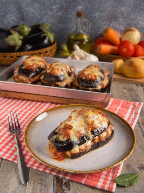 Lasagne di melanzane gratinate con sugo di pomodoro e formaggio filante, servite in fette