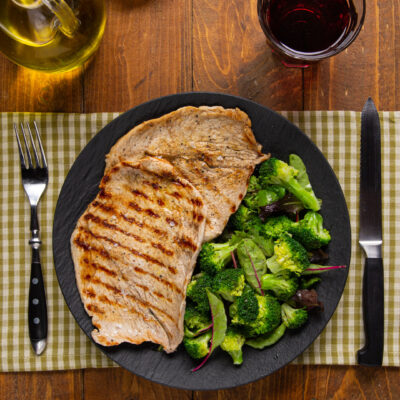 Paillard di carne alla griglia con broccoli e insalata mista