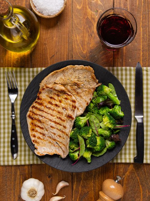 Paillard di carne alla griglia con broccoli e insalata mista