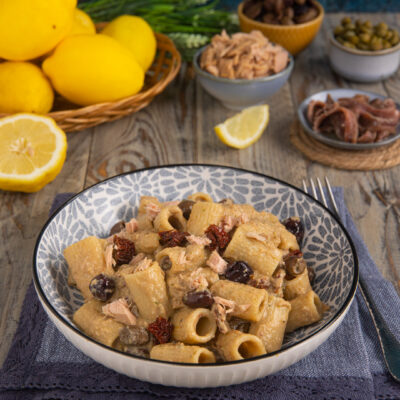 Pasta al tonno cremosa con olive, pomodori secchi e capperi in salsa dorata