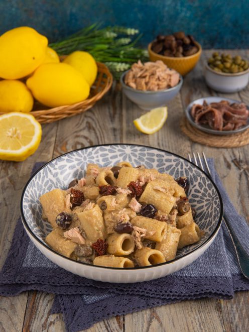 Pasta al tonno cremosa con olive, pomodori secchi e capperi in salsa dorata