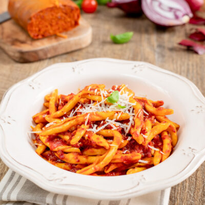 Un insaccato morbido e piccante tipicamente calabrese, che si utilizza a crudo, spalmato su dei crostini o si aggiunge al condimento di pasta, pizze e risotti