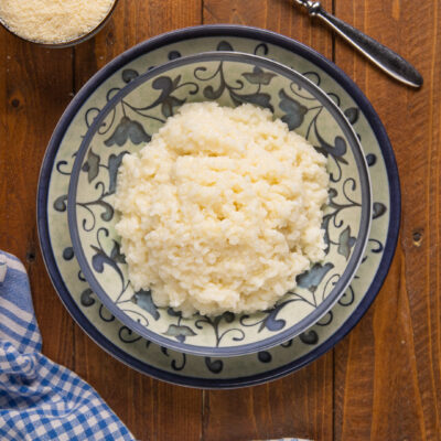 Riso in bianco servito in ciotola con parmigiano grattugiato a parte