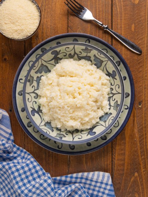 Riso in bianco servito in ciotola con parmigiano grattugiato a parte
