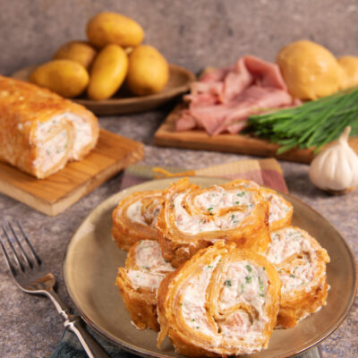 Rotolo di patate croccante affettato, con ripieno cremoso di prosciutto ed erbe