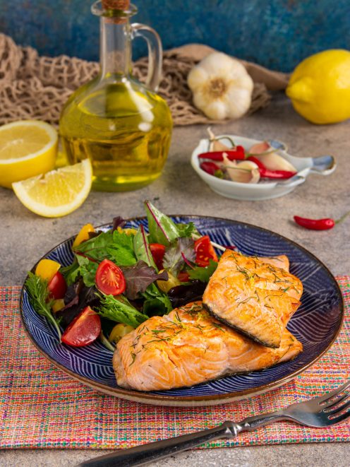 Salmone in padella con aneto e scorza di limone, servito con insalata mista e pomodorini