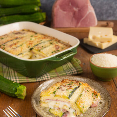 Sformato di zucchine al forno con strati di prosciutto cotto e formaggio filante