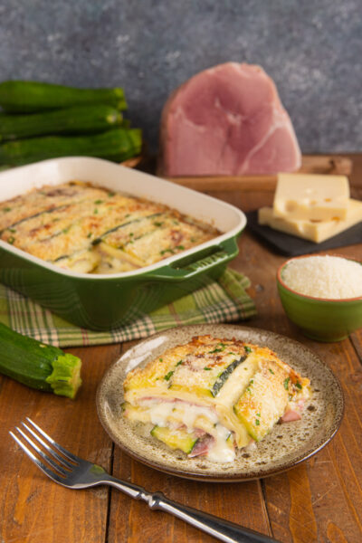 Sformato di zucchine al forno con strati di prosciutto cotto e formaggio filante