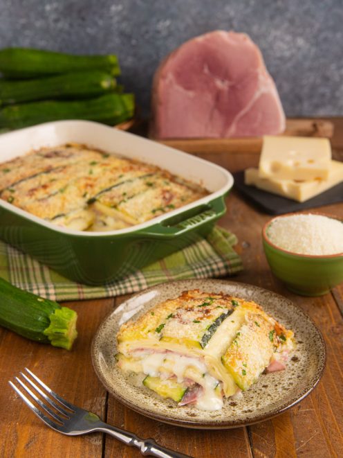 Sformato di zucchine al forno con strati di prosciutto cotto e formaggio filante