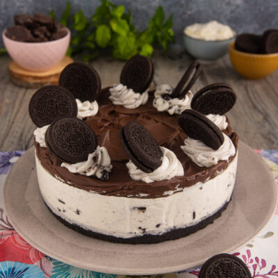 Torta Oreo con crema al mascarpone, glassa al cioccolato e biscotti interi in superficie