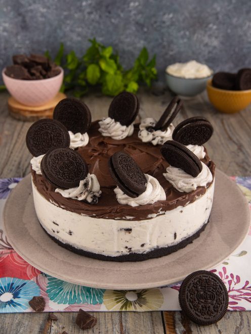 Torta Oreo con crema al mascarpone, glassa al cioccolato e biscotti interi in superficie