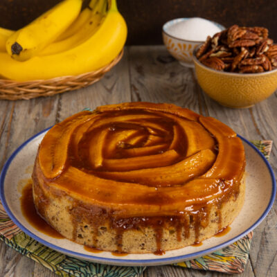 Torta rovesciata alle banane con caramello lucido colato lungo i bordi della fetta