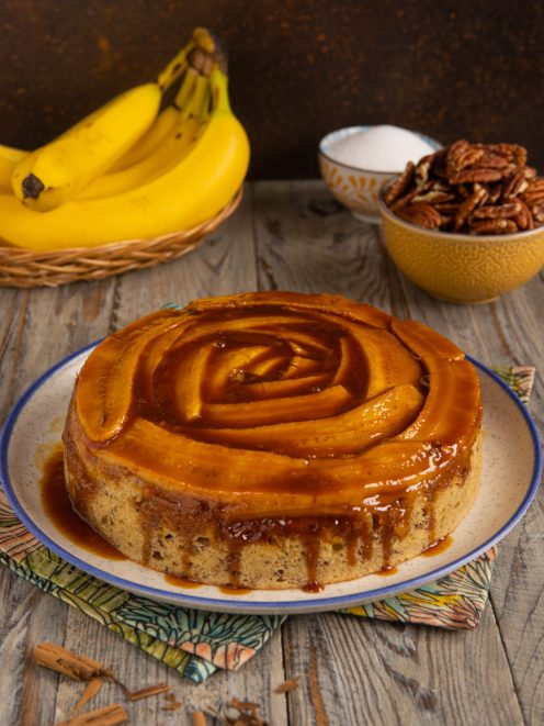 Torta rovesciata alle banane con caramello lucido colato lungo i bordi della fetta