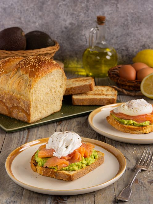 Avocado toast con pane in cassetta all'avena, salmone affumicato e uovo in camicia