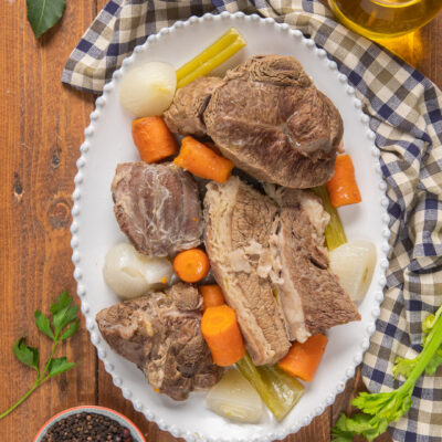 Bollito misto servito con carote, cipolla e sedano lessati