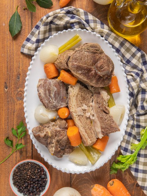 Bollito misto servito con carote, cipolla e sedano lessati