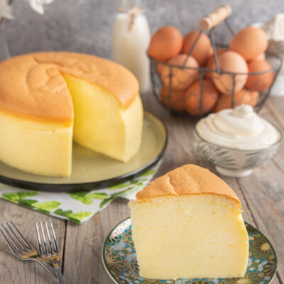 Cotton cake soffice tagliata a fette, con mollica gialla e sofficissima in primo piano